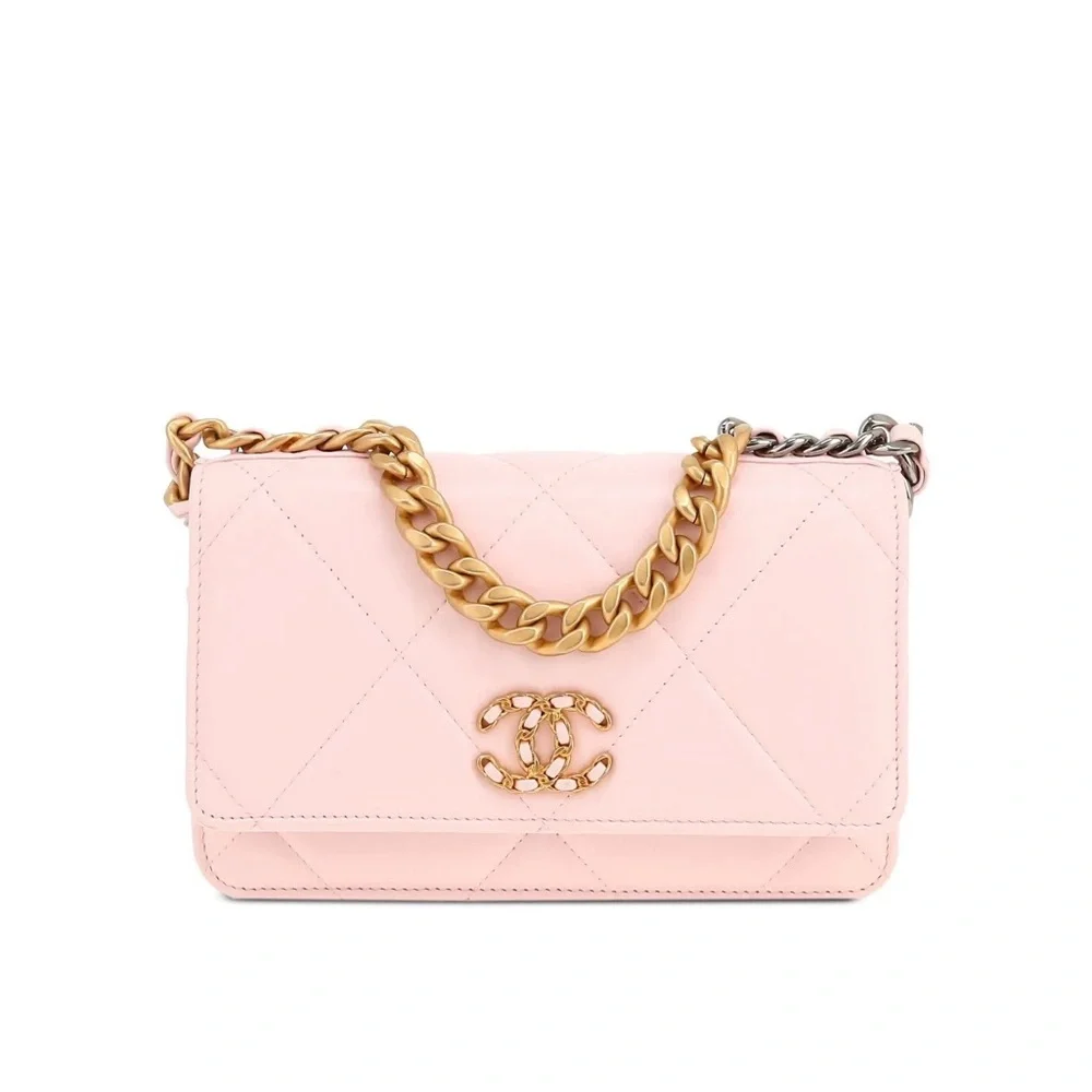 Chanel Light Pink Quilted Crossbody Bag with Gold Chain - Picture 3 of 4